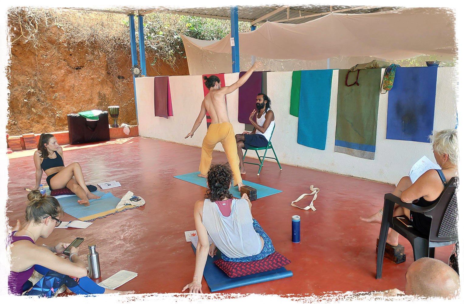 yoga Lehrer zeigt Asana korrektur